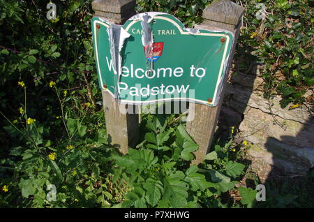 Bienvenue à Padstow signe. South West Coast Path. John O' Groats (Duncansby Head) aux terres fin. Cornwall. Sentier de bout en bout. L'Angleterre. UK Banque D'Images