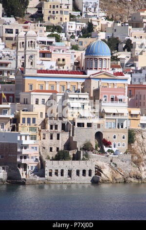 Vue depuis la mer de Ano Syros et Emoupolis districts de l'île de Syros, sud de la mer Egée, GRÈCE, PETER GRANT Banque D'Images