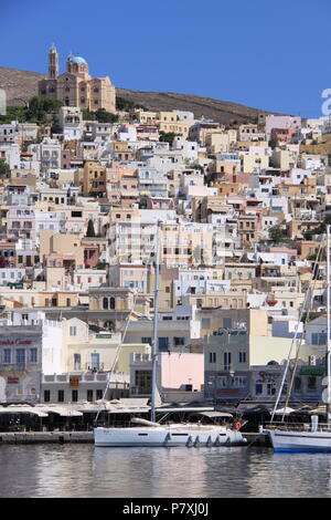 Vue depuis la mer de Ano Syros et Emoupolis districts de l'île de Syros, sud de la mer Egée, GRÈCE, PETER GRANT Banque D'Images