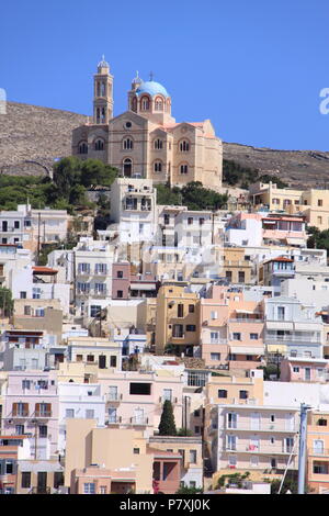 Vue depuis la mer de Ano Syros et Emoupolis districts de l'île de Syros, sud de la mer Egée, GRÈCE, PETER GRANT Banque D'Images