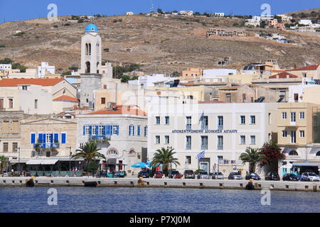 Vue depuis la mer de Ano Syros et Emoupolis districts de l'île de Syros, sud de la mer Egée, GRÈCE, PETER GRANT Banque D'Images