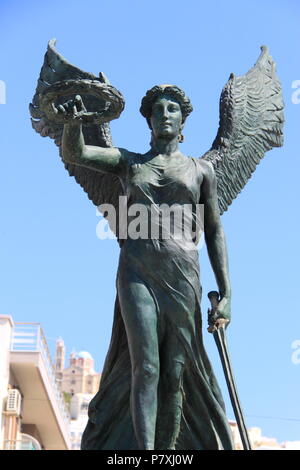 Statue commémorant la résistance grecque au cours de la Seconde Guerre mondiale situé dans le port de Emoupolis, l'île de Syros, sud de la mer Égée, GRÈCE, PETER GRANT Banque D'Images