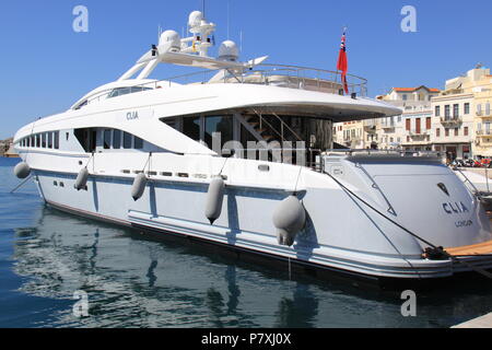 Clia 'Luxury motor yacht' (construit par Heesen en Pays-bas) amarré dans le port de Emoupolis, l'île de Syros, sud de la mer Égée, GRÈCE, PETER GRANT Banque D'Images