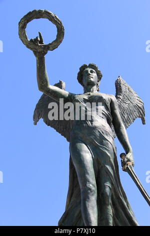 Statue commémorant la résistance grecque au cours de la Seconde Guerre mondiale situé dans le port de Emoupolis, l'île de Syros, sud de la mer Égée, GRÈCE, PETER GRANT Banque D'Images