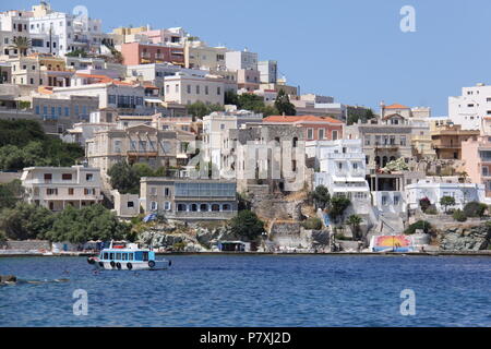 Vue depuis la mer de Ano Syros et Emoupolis districts de l'île de Syros, sud de la mer Egée, GRÈCE, PETER GRANT Banque D'Images