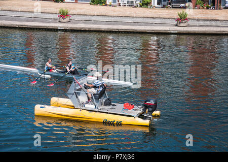 Deux jeunes hommes dans un crâne de deux hommes reçoivent l'encadrement de l'aviron d'un instructeur. Tamise, Marlow, Buckinghamshire, England, UK Banque D'Images