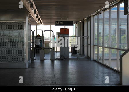 CTA Blue Line Train Station Cumberland turnstyle et sortir à Park Ridge, Illinois. Banque D'Images