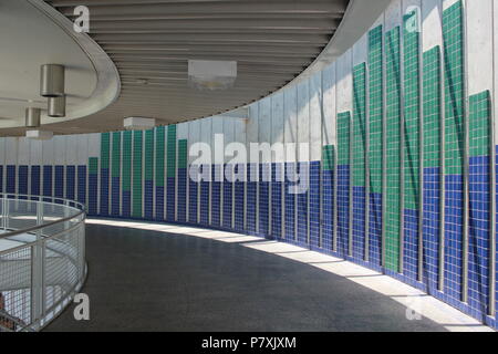CTA Blue Line Train Station Cumberland tile wall in Park Ridge, Illinois. Banque D'Images