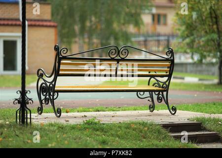 Banc jaune vide vu de dos dans un parc Banque D'Images