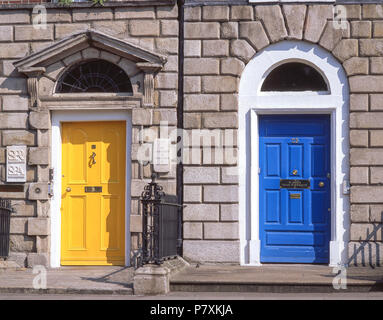 Les portes géorgiennes colorées, Merrion Square, Dublin, Leinster Province, République d'Irlande Banque D'Images