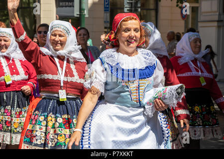 PRAGUE, RÉPUBLIQUE TCHÈQUE - 1 juillet 2018 : Les femmes dans les costumes traditionnels, un Slet Sokolsky au-une fois tous les six ans le rassemblement de mouvement Sokol - un sport tchèque Banque D'Images