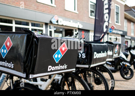 Vélos de livraison de Domino's restaurant. Domino's est une chaîne de restaurants pizza américaine fondée en 1960. Banque D'Images