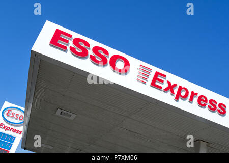 Au lettrage Express Esso station service. ExxonMobil Esso est l'essence principale de marque dans le monde entier. Banque D'Images