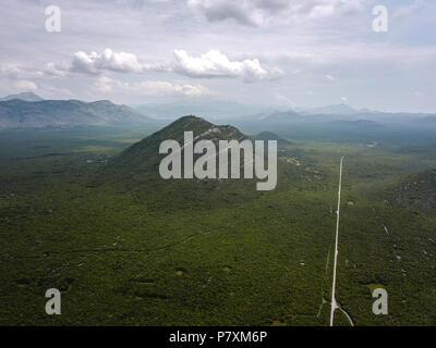 Le Hum est une colline résiduelle dans le Popovo Polje dans le sud de la Bosnie et Herzégovine. C'est un exemple typique de ce genre de phénomène karstique. Banque D'Images