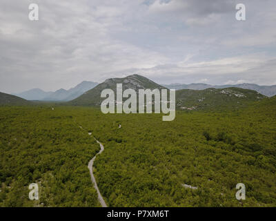 Le Hum est une colline résiduelle dans le Popovo Polje dans le sud de la Bosnie et Herzégovine. C'est un exemple typique de ce genre de phénomène karstique. Banque D'Images