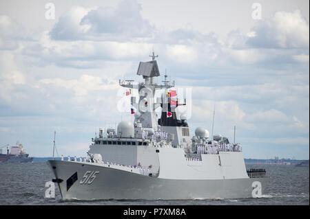 Type chinois 054A (II) l'OTAN Jiangkai frégates multi-rôle (Binzhou 515) au cours de la Parade navale pour célébrer 100e annversary de marine polonaise de Gdynia, Pola Banque D'Images