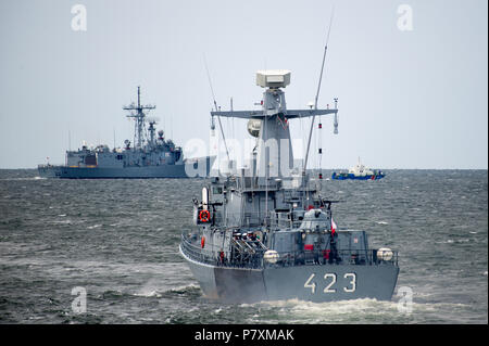 Orkan polonais d'attaque rapide de classe ORP Grom (423 bateaux) et classe Oliver Hazard Perry frégate lance-missiles ORP General Kazimierz Pulaski (272) (ex-U Banque D'Images