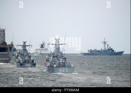 Orkan polonais d'attaque rapide de classe ORP Grom (423 bateaux) et ORP Piorun (422) et de classe Oliver Hazard Perry frégate lance-missiles ORP General Kazimierz Pu Banque D'Images