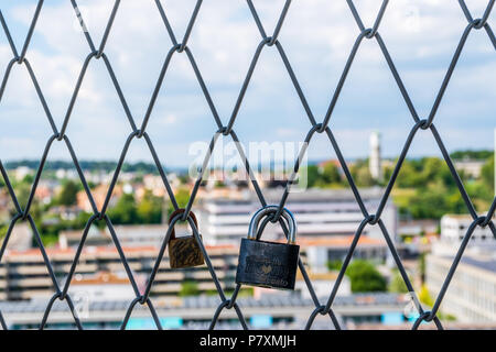 Cadenas d'amour sur le grillage à la plate-forme panoramique dans la tour en Oeliker Park, Zurich, Suisse Banque D'Images