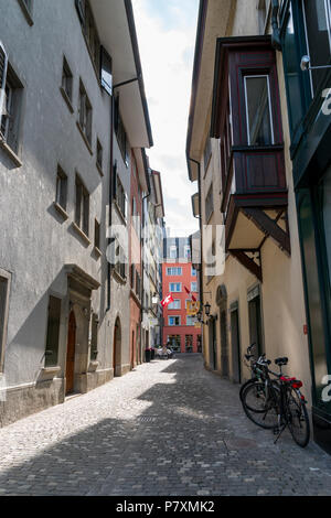 Deux vélos garés sur le côté d'une rue étroite à Zurich Banque D'Images