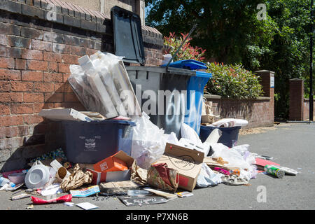 Les ordures laissées sur les rues autour de Sheffields district Highfields dans le sud du Yorkshire, Angleterre Banque D'Images