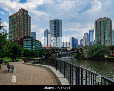 Le centre-ville de Chicago, la branche nord de la rivière Chicago et de Riverwalk. Banque D'Images