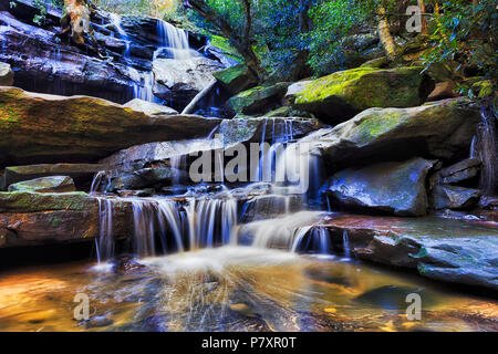 Chute d'eau douce qui s'écoule dans cascade de rochers de grès dans la forêt profonde Creek près de SOmersby sur la côte centrale de l'Australie. Banque D'Images