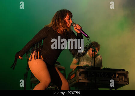 BARCELONA - 31 MAI : Sylvan Esso (band) produisent en concert au Primavera Sound Festival le 31 mai 2018 à Barcelone, Espagne. Banque D'Images