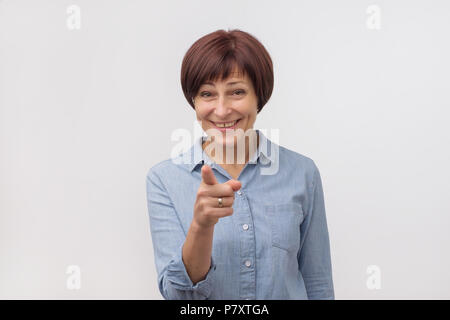 Young caucasian woman pointing et rit de vous Banque D'Images