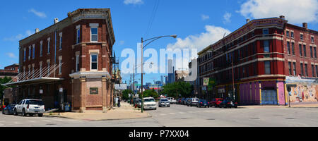 Une paire de vieille brique local commercial avec appartements line Blue Island Ave. à Chicago du côté sud du quartier Pilsen. Banque D'Images