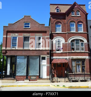 Empilés étroitement tournant du siècle vacances édifices le long de la 18e place de Chicago quartier de Pilsen. Banque D'Images