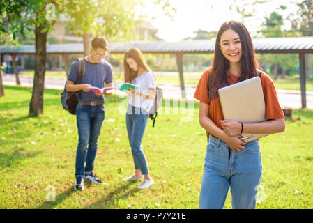 Trois jeunes gens d'Asie campus tutorat et la préparation de l'examen final à l'université. Concept d'éducation et d'apprentissage. L'amitié et Relation sh Banque D'Images