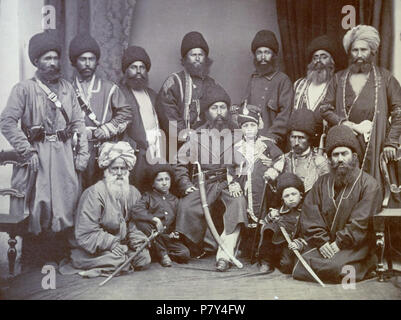 Groupe de l'Émir Shere Ali avec le Prince Abdallah, Khan Nasher Pachtounes et Sardars. Photographie prise par John Burke en 1869 ; un portrait de l'Émir de l'Afghanistan, Sher Ali (1825-1879), le Prince Abdullah Jan et afghans ou sirdars khans, à savoir Khan Nasher, à partir d'une série de photographies intitulée 'l'Émir Shere Ali Khan et Suite'. John Burke accompagné la vallée de Peshawar Field Force, l'une des trois colonnes de l'armée anglo-britanniques déployés dans la Deuxième Guerre d'Afghanistan (1878-80), en dépit d'être rejeté pour le rôle de photographe officiel. Il a financé son voyage par l'avance les ventes de ses photographies 'je Banque D'Images