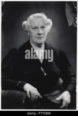 Nederlands : Beschrijving Portret van Kruysveldt Catharina-de Mare (1874-1956), couturière Documenttype foto Vervaardiger Merkelbach, Atelier J. Collectie Collectie Atelier J. Merkelbach Datering http://archief.amsterdam/archief/10164/36253 Afbeeldingsbestand 1930 Inventarissen B00000002236 générée avec Dememorixer . 1930 Jacob 215 Merkelbach, Afb B00000002236 Banque D'Images