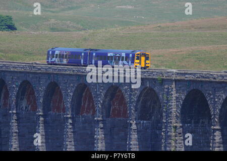 Une gare ferroviaire du Nord franchit le viaduc de Ribblehead peut-être dans le Parc National des Yorkshire Dales. Banque D'Images