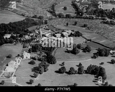 Anglais : Photographie noir et blanc de c.1930s montrant l'église de Sainte Trinité, Stapleton, Bristol, Royaume-Uni. L'image montre une vue aérienne de l'église depuis le nord-ouest, avec les bâtiments de la colonie de Stapleton y compris les champs, les arbres et les allotissements. 1 janvier 1930 195 L'église Holy Trinity, Stapleton, Bristol, BRO Picbox-1-AVu-119, 1250x1250 Banque D'Images