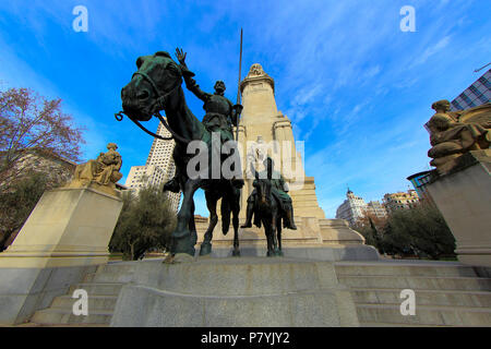 Sculptures en Bronze de Don Quichotte et Sancho Panza le monument à Cervantes, Plaza de España, Madrid, Espagne Banque D'Images