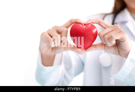 Close up of female doctor avec cœur rouge. Concept de soins médicaux et Banque D'Images