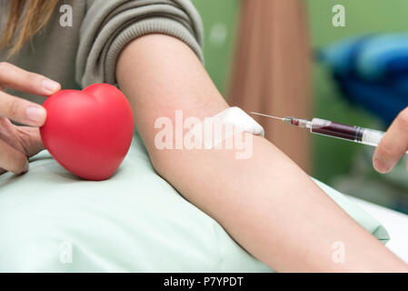 Collecte de sang par l'infirmière à l'hôpital avec cœur rouge, examen de sang et faire un don gratuit. Concept de soins de santé et l'hôpital Banque D'Images