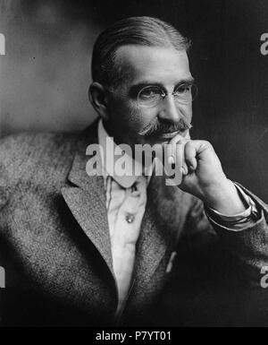 Anglais : Copie d'un portrait de L. Frank Baum, auteur de la Wonderful Wizard of Oz, vers 1911. Publié initialement en 1911 dans le Los Angeles Times. Note dactylographiée sur états négatifs 'L. Frank Baum'. 1911238 L. Frank Baum (1911) Banque D'Images