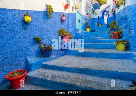 Escalier à Chefchaouen, la ville bleue, au Maroc Banque D'Images