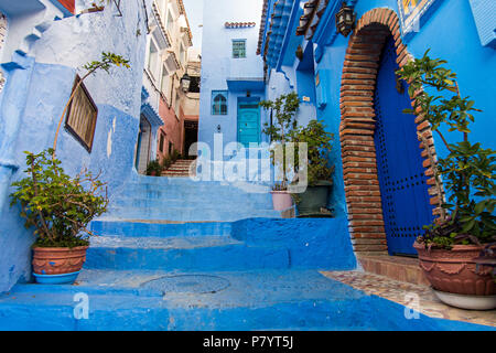 Escalier à Chefchaouen, la ville bleue, au Maroc Banque D'Images