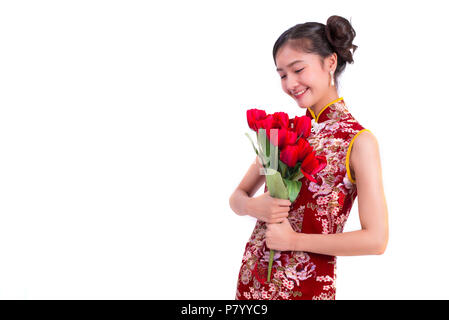 Young Asian beauty woman holding red rose cheongsam et geste dans le nouvel an chinois et la Saint Valentin événement festival isolées sur fond blanc Banque D'Images