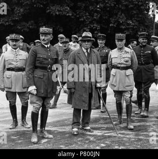 Popedí eština : V : Maxime Weygand, Joseph Paul-Boncour, Maurice Gamelin (zleva doprava). Anglais : au premier plan, de gauche à droite : Maxime Weygand, Joseph Paul-Boncour, Maurice Gamelin. English : Au premier plan, de gauche à droite : Maxime Weygand, Joseph Paul-Boncour, Maurice Gamelin. 1932263 Maxime Weygand, Joseph Paul-Boncour, Maurice Gamelin, 1932 Banque D'Images