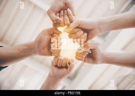 Fist Bump d'amitié et de travail en équipe pour le démarrage du nouveau projet. Concept d'affaires et de convivialité. La coopération et le concept à succès. Les gens et les mains Banque D'Images