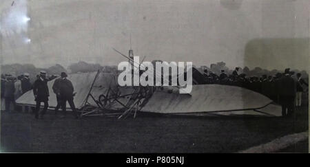 Anglais : photographie sur la page de l'Illustrated London News, 16 juillet 1910, montrant l'épave de l'accident d'avion qui a tué Charles Stewart Rolls sur le 12 juillet 1910, à un aérodrome à Southbourne près de Bournemouth, Angleterre. Le journal précise que c'était 'le premier accident mortel d'un aviateur dans ce pays.' . 16 juillet 1910 130 Mort de Charles Stewart Rolls - Illustrated London News 2 Banque D'Images