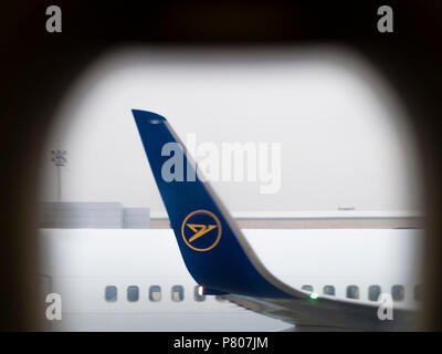 Winglet d'un aéronef Boeing 767-300ER de la compagnie aérienne allemande Condor, vu à travers la fenêtre de l'avions stationnés à proximité. Banque D'Images