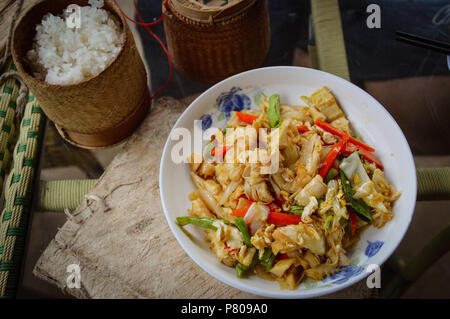 Pousses de bambou sautées avec du porc ou Koua Naw Mai, authentique cuisine locale traditionnelle dans le nord du Laos Banque D'Images