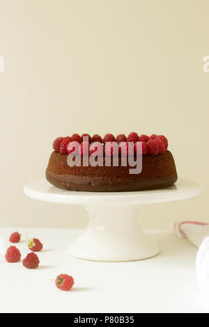 Brownie au chocolat Gâteau avec glaçage au chocolat et framboises sur un fond clair. Focus sélectif. Banque D'Images