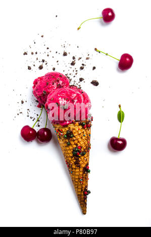 Cherry boules de glace dans un cône on white Banque D'Images